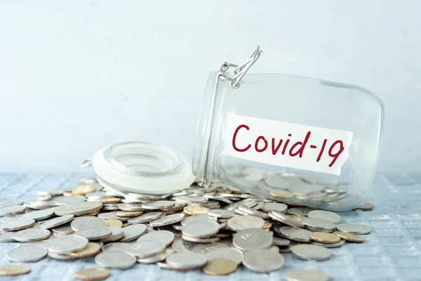 Münzen Glasgeldbehälter Mit Covid19 Etikett Finanzkonzept — Stockfoto