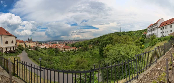 Panorama Prahy Vrchu Léto Mraky — Stock fotografie