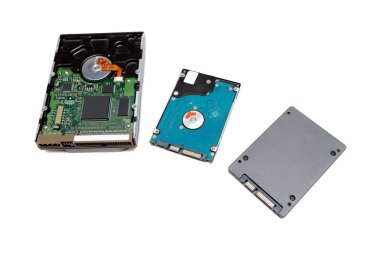 Sabit disk 3.5, 2.5 ve Ssd sürücü. Beyaz arka plan üzerinde izole