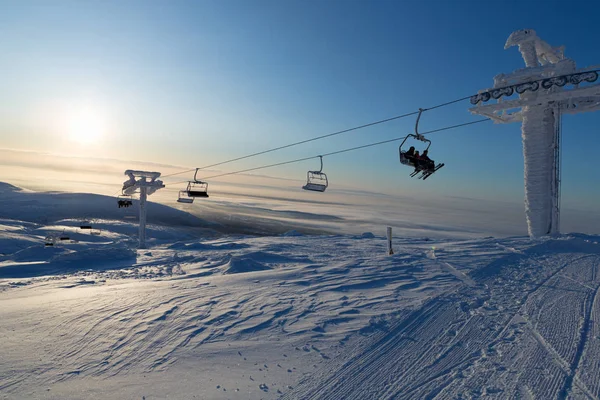太陽の光線でスキー場のリフト — ストック写真