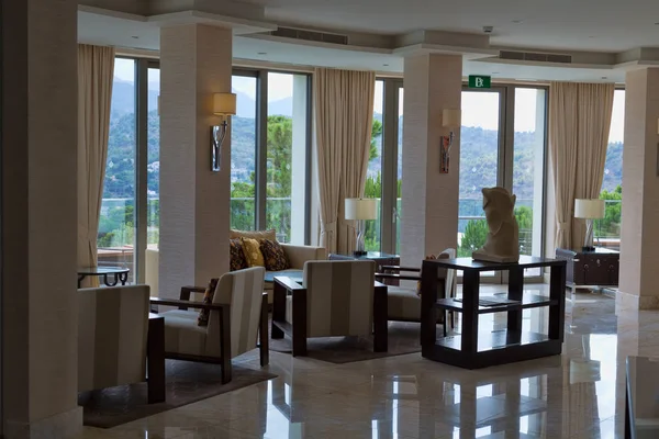 酒店的大堂是昂贵的窗户和沙发 — 图库照片