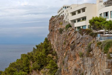 bir uçurumun kenarında bir oteldir