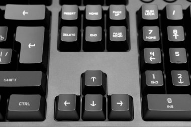 Siyah mekanik klavye. Beyaz arka plan üzerinde izole.