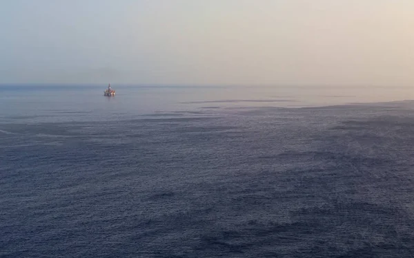Plataforma Petrolífera Mar Niebla Del Atardecer — Foto de Stock