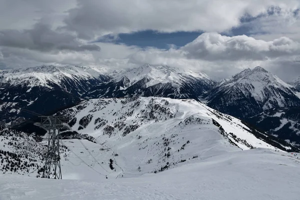 Blick Vom Berg Auf Ein Skigebiet Einem Bewölkten Tag — Stockfoto