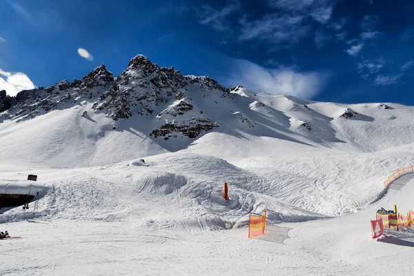 Skipiste Een Zonnige Dag Tegen Blauwe Hemel — Stockfoto