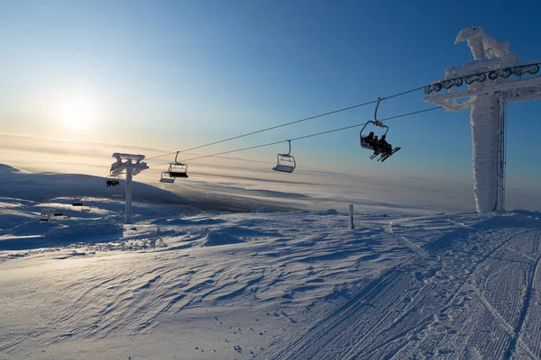 Skilift in de stralen van de zon — Stockfoto