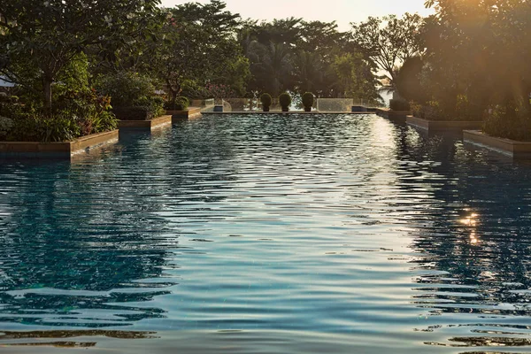 Tropisk pool vid solnedgången — Stockfoto