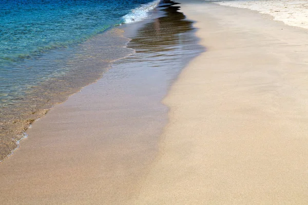 Azurblå vatten och gul sand, närbild våg — Stockfoto