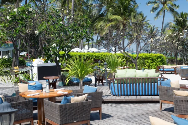 Cadeiras de restaurante e travesseiro em árvores tropicais — Fotografia de Stock