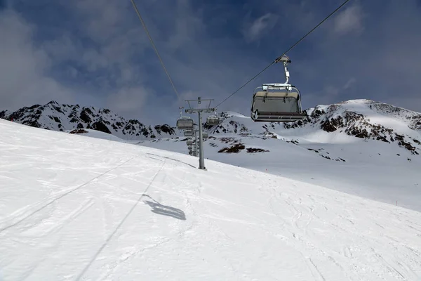 Skilift op een ski-oord — Stockfoto