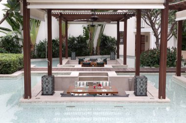 Havuz başında tabaklar ile Tablolar