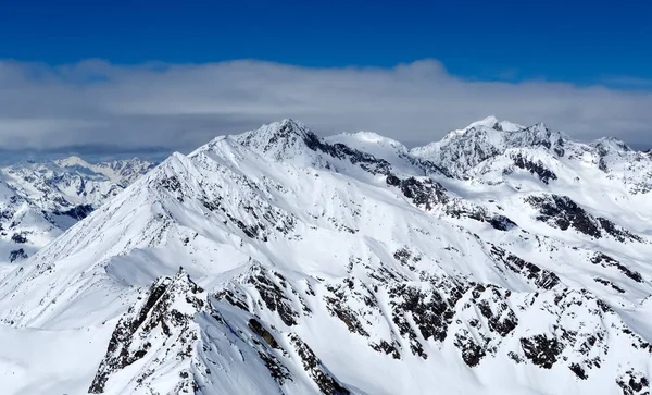 Paysage de sommets montagneux dans la station de Solden — Photo