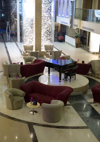 Salone con divani e pianoforte — Foto Stock
