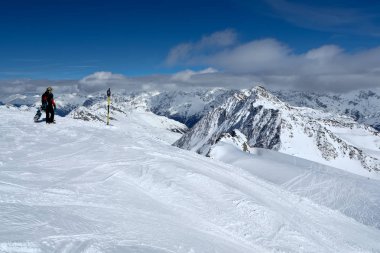Solden beldesinde bir dağın tepesinde Snowboarder