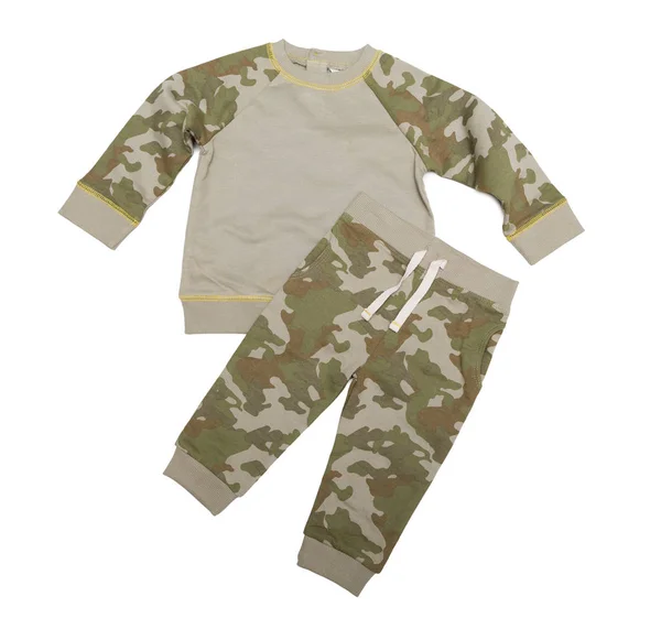 Τα παιδικά κοστούμια είναι στρατιωτικά. Απομόνωση σε λευκό — Φωτογραφία Αρχείου