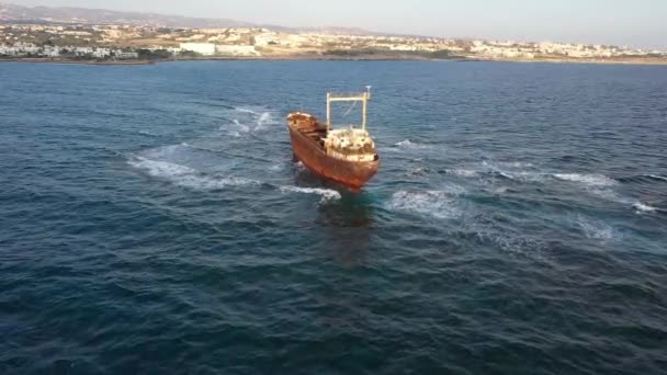 Det sunkne rustne skib har ligget på klipperne i mange år.. – Stock-video