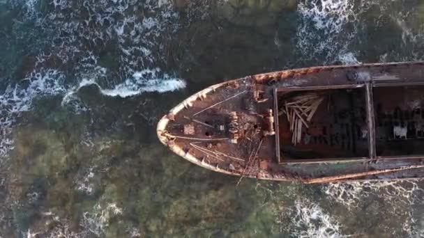 Das gesunkene, rostige Schiff liegt seit vielen Jahren auf den Felsen. — Stockvideo