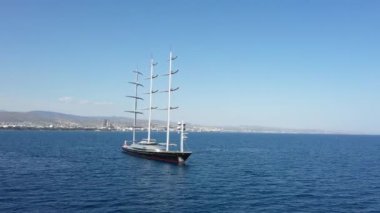 Üç direkli güzel bir yelkenli yat Kıbrıs kıyılarına demir attı.