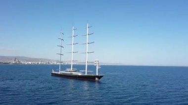 Üç direkli güzel bir yelkenli yat Kıbrıs kıyılarına demir attı.