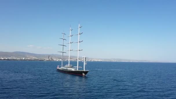 Egy nagy három árbocos gyönyörű vitorlás jacht van lehorgonyozva a Ciprus partjainál — Stock videók
