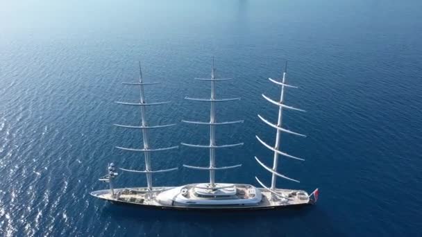 一艘巨大的三艘漂亮的桅杆游艇停泊在塞浦路斯海岸外 — 图库视频影像