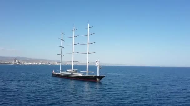 Un gran yate de vela de tres mástiles hermosa está anclado frente a la costa de Chipre — Vídeo de stock