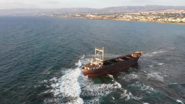 Az elsüllyedt rozsdás hajó évek óta fekszik a sziklákon.. — Stock videók