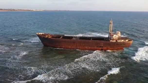 The sunken rusty ship has been lying on the rocks for many years. — Stock Video