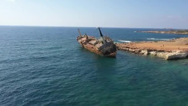El hundido barco oxidado ha estado tumbado en las rocas durante muchos años.. — Vídeo de stock