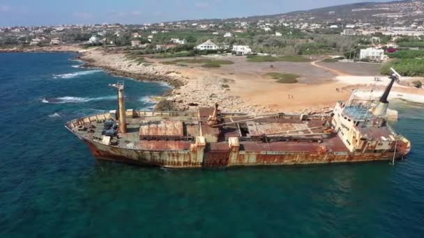 El hundido barco oxidado ha estado tumbado en las rocas durante muchos años.. — Vídeos de Stock