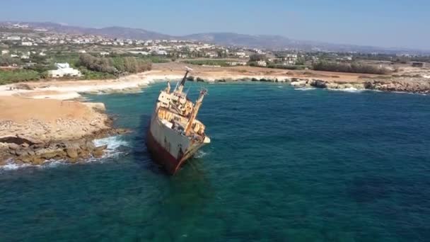 Het gezonken roestige schip ligt al jaren op de rotsen.. — Stockvideo