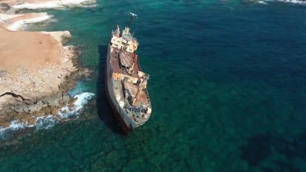 Затоплений іржавий корабель лежить на скелях протягом багатьох років . — стокове відео