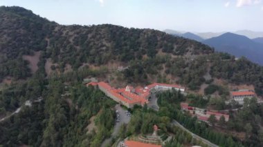 Dağın tepesindeki şapel. Dağlardaki manastır. Dağın tepesindeki orman. İnsansız uçak dağların üzerinden uçuyor. Dağın tepesindeki turistler. Dağın tepesinden geç.