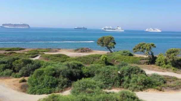 Cruceros vacíos se quedan cerca de la costa de Chipre. Son naves aisladas. — Vídeo de stock