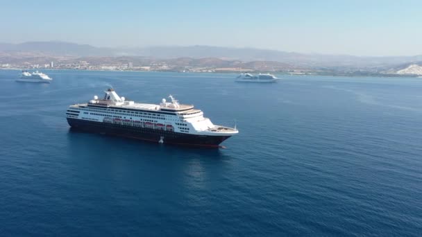 Lege cruiseschepen verblijven vlakbij de kust van Cyprus. Het zijn geïsoleerde schepen. — Stockvideo