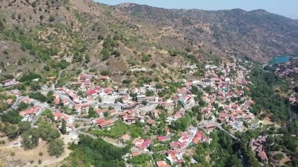 Pueblo en las montañas, en un desfiladero, griego, italiano, español, sur, europeo. Casas con techos de baldosas. El pueblo se encuentra en una empinada ladera de la montaña — Vídeos de Stock