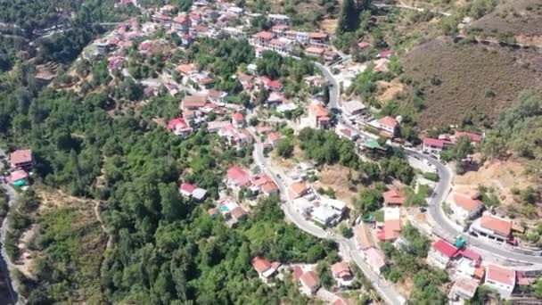 산에 있는 마을, 협곡에 있는 그리스, 이탈리아, 스페인, 남부, 유럽. 지붕이 쳐져 있는 집들. 마을은 가파른 산허리에 서 있다 — 비디오