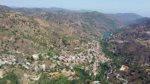 Pueblo en las montañas, en un desfiladero, griego, italiano, español, sur, europeo. Casas con techos de baldosas. El pueblo se encuentra en una empinada ladera de la montaña — Vídeos de Stock