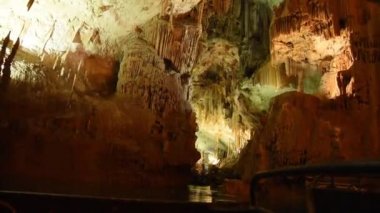 Mağara, yeraltı nehri, yeraltı nehri, yeraltı nehrinde bir tekne, mağarada bir nehir, sualtı nehri olan büyük bir mağara, dikitler, dikitler.