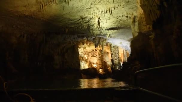 Jaskinia, Podziemna rzeka, Żeglowanie w łodzi na podziemnej rzece, Rzeka w jaskini, Duża jaskinia z podwodną rzeką, Staloctites, Stalogmity — Wideo stockowe