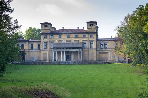 Antigo palácio abandonado em Krzeszowice, na Polónia — Fotografia de Stock