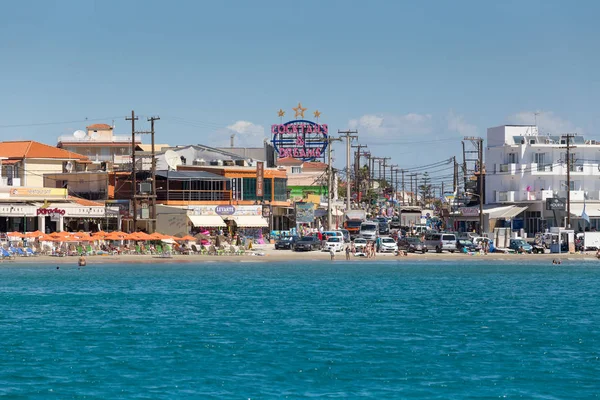 Лаганас, Греція 3 липня 2017. Вид з моря на вулицю з магазинами, готелів та ресторанів на пляжі в Лаганас на острові Закінтос, Греція. — стокове фото