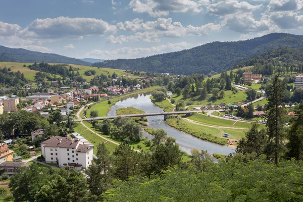 MUSZYNA, Polônia - 16 de agosto de 2017. Vista da Montanha Baszta para o centro da cidade de Muszyna e Rio Poprad, na Polônia . — Fotografia de Stock