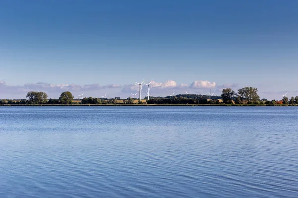 Vindkraftverk nära en sjö i Polen — Stockfoto