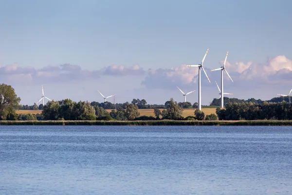 Turbinas eólicas perto de um lago na Polónia — Fotografia de Stock