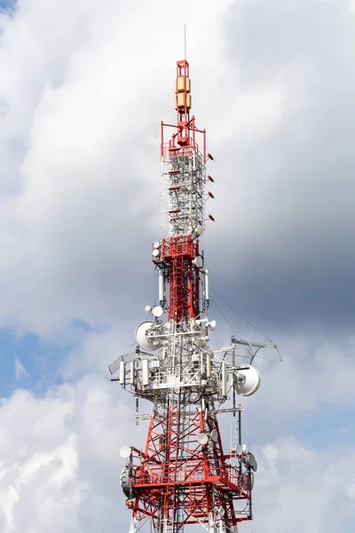 Televisão e antena da torre do telefone móvel — Fotografia de Stock