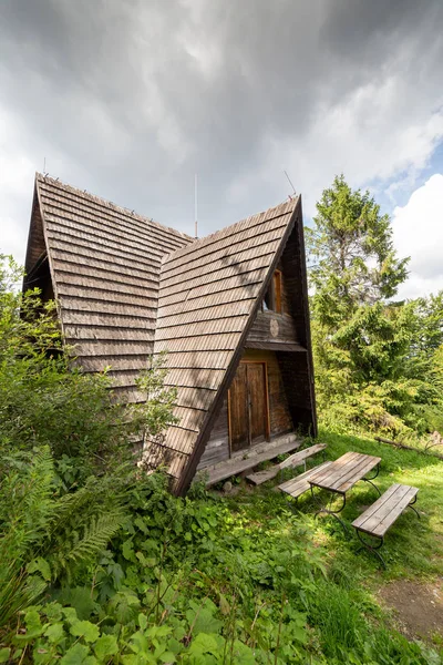 Polonya'da eski ahşap dağ evi — Stok fotoğraf