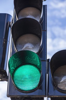 Yeşil ışık yakılmış trafik ışıkları. Sürmeye devam et