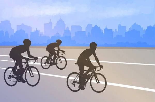 Soyut şehir arka plan üzerinde bisikletçiler siluetler — Stok Vektör